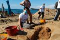 Piombino: tombe e scheletri emergono dalla spiaggia di Baratti