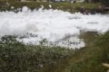 Una gigantesca ondata di schiuma bianca invade una cittadina di Colombia